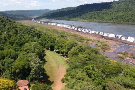 Além do famoso Salto do Yucumã, parque tem pelo menos 95 espécies de flora e fauna ameaçadas de extinção, como a onça-pintada e a anta. Foto: Arquivo Rota do Tucumã / Divulgação