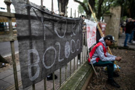 Tempos tenebrosos (por Céli Pinto)