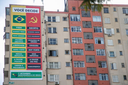 Justiça eleitoral determina remoção de banners bolsonaristas de prédios em Porto Alegre