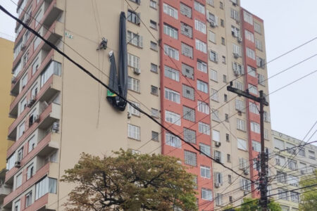 Outdoors bolsonaristas com ataques à esquerda são retirados de prédios de Porto Alegre