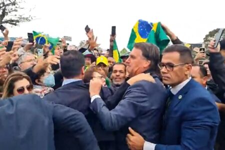 Bolsonaro faz campanha no RJ e diz que respeitará resultado se perder