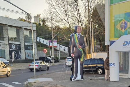 Boneco considerado irregular pela Justiça está localizado em rua de grande fluxo de carros na Zona Sul de Porto Alegre: Foto: Reprodução