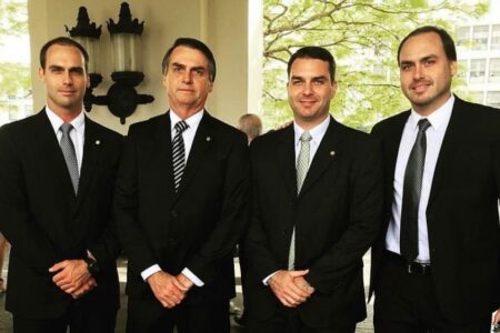 Metade dos imóveis da família Bolsonaro teriam sido comprados com dinheiro vivo