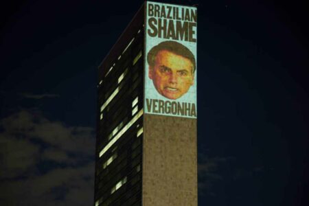 Ativistas projetam imagem de Bolsonaro da sede da ONU: ‘vergonha brasileira’