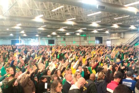 Quanto mais alto Bolsonaro ofende e ataca, mais fortes são os aplausos em comício-culto no RS