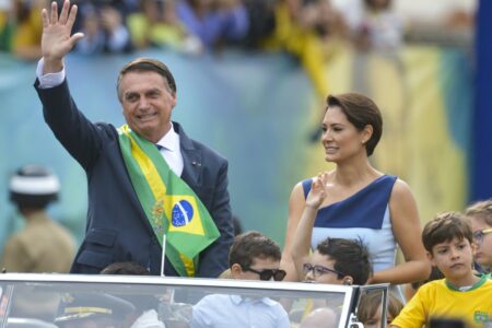 Jair Bolsonaro e Michelle Bolsonaro durante desfile cívico-militar do 7 de Setembro. Foto: Marcelo Camargo/Agência Brasil