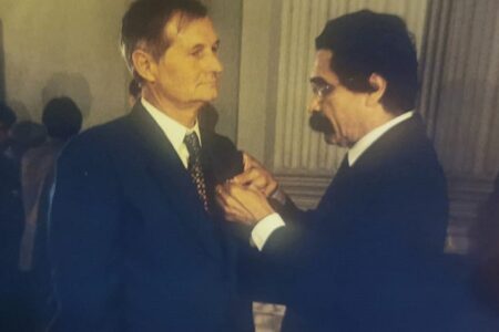 Avelino Capitani recebeu a Medalha Negrinho do Pastoreio durante o governo estadual de Olívio Dutra. Foto: Arquivo Pessoal