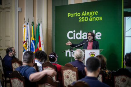 Secretaria Municipal de Cultura apresentou a comissão de Direção Artística das edições 29 e 30 do festival Porto Alegre em Cena no Salão Nobre da Prefeitura | Foto: Luiza Castro/Sul21
