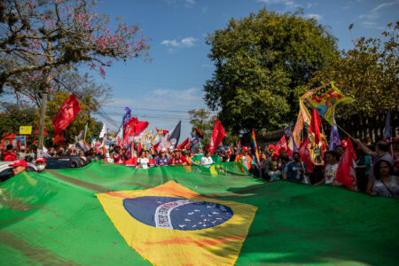 Na marca dos 200 anos do Brasil independente, a bandeira foi representada suja de sangue. Foto: Luiza Castro/Sul21