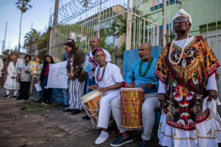 Contra o racismo e a intolerância religiosa, abraço a terreiro marca o Dia do Ubuntu