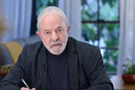 Lula responde a Bolsonaro: ‘Tem que explicar os R$ 26 milhões em dinheiro vivo dos 51 imóveis’