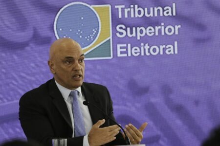 Moraes cobra leis para punir milícias digitais que ‘agem para corroer a democracia’