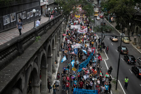 Alvo de ovadas, ato contra cortes em ciência e educação mobiliza estudantes e entidades