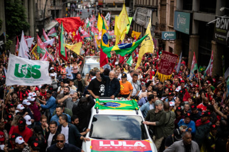 Lula reúne milhares em Porto Alegre na reta final e pede mobilização contra abstenções