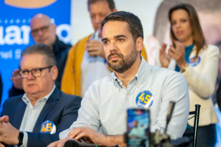 Eduardo Leite durante a coletiva de segunda-feira (3) | Foto: Maurício Tonetto