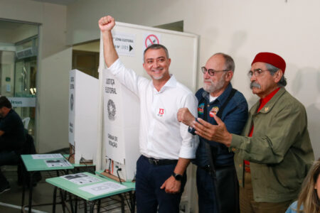 Edegar votou acompanhado de Ruas e Olívio | Foto: Rafael Stedile

