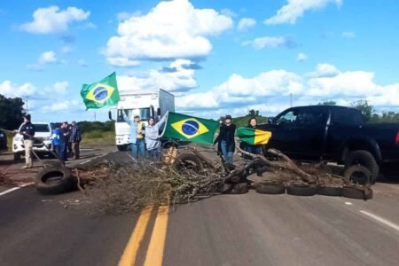 Rodovias do país ainda têm dois pontos interditados parcialmente por bloqueios golpistas