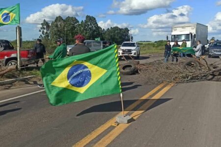 MTST orienta militância a desbloquear rodovias ocupadas por bolsonaristas