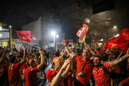 Apoiadores comemoram em Porto Alegre a eleição de Luiz Inácio Lula da Silva. Foto: Luiza Castro/Sul21