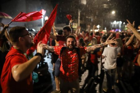 Apoiadores comemoram eleição de Luiz Inácio Lula da Silva para seu 3° mandato como presidente do Brasil em Porto Alegre na noite de domingo | Foto: Luiza Castro/Sul21