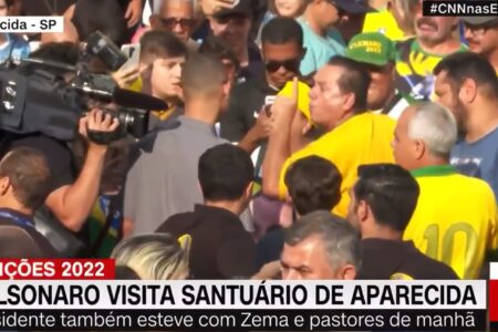 CNN Brasil flagrou momento em que bolsonaristas hostilizavam funcionários de TV do Santuário de Aparecida | Foto: Reprodução 