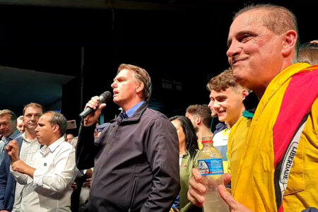 Bolsonaro pede que eleitores permaneçam nas seções eleitorais para apuração de votos