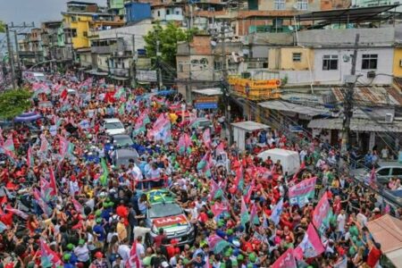 Multidão acompanhou caminhada de Lula no Complexo do Alemão | Foto: Ricardo Stuckert