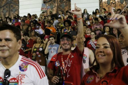 Apoiadores celebram no Rio de Janeiro a eleição do ex-presidente da República Luiz Inácio Lula da Silva para seu 3° mandato, com vitória em 2º turno nas eleições 2022.  Foto: Fernando Frazão/Agência Brasil