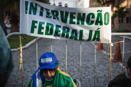 Ao contrário de outras manifestações, governo estadual tenta encerrar ato golpista na base do diálogo. Foto: Joana Berwanger/Sul21