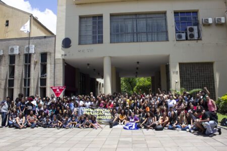 Estudantes de todas as idades participaram do momento. Foto: Assufrgs.