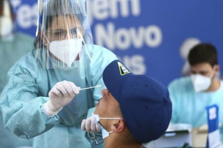 Nova onda de covid avança no exterior e coloca Brasil em alerta diante do aumento de casos