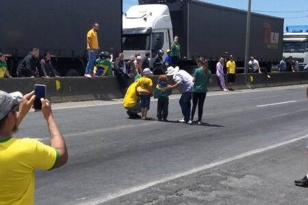 MP vai investigar uso de crianças como escudo em bloqueios bolsonaristas em Santa Catarina