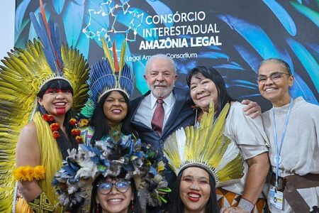 Lula com lideranças indígenas na COP27. (Foto: Ricardo Stuckert)