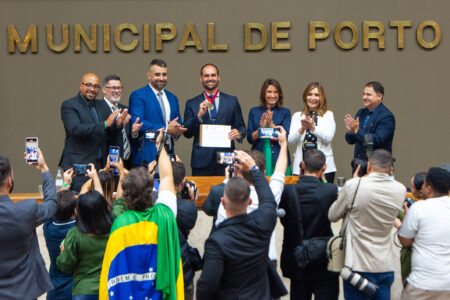 Cercado daqueles que o apoiam, Eduardo Bolsonaro recebeu homenagem na Capital. Foto: Gabriel Ribeiro/CMPA