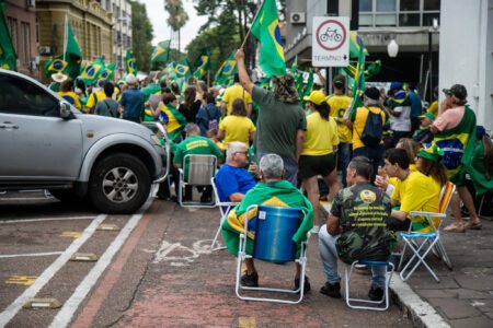 Ônibus desviados, música alta, ciclovia interditada: ato golpista atordoa moradores do Centro