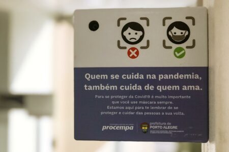 Por recomendação da SMS, uso de máscara volta a ser obrigatório em alguns ambientes. Foto: Liana Rigon/Inovação PMPA