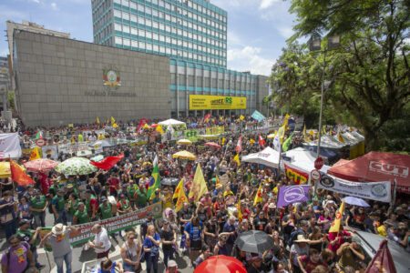 Projeto de reestruturação privilegia alto escalão e arrocha ainda mais salário dos servidores (por Frente dos Servidores Públicos)