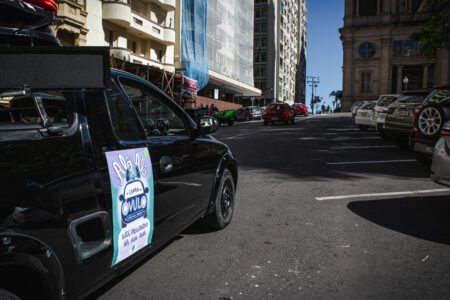 ‘Carro do óvulo’ leva informações sobre direitos sexuais e reprodutivos às ruas de Porto Alegre