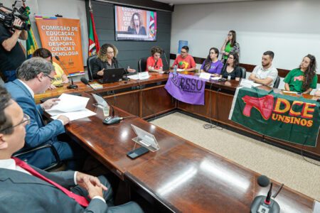 Estiveram presentes membros de DCEs e associações de discentes e docentes. A representante do DCE da PUCRS, Anne Moraes, questionou: “sabemos que caiu bastante a procura, mas também não entendemos porque a PUCRS não ofertou Serviço Social nos últimos três vestibulares de verão. Não há como ter busca no PPG se não há na graduação”. Foto: Celso Bender/Agência ALRS