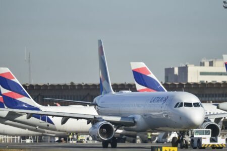 Aeronautas entram em greve nesta segunda-feira (19)