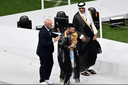 Seleção da Argentina comemora tricampeonato após bater a França na final da Copa do Mundo FIFA de 2022, no Estádio Lusail, no Catar, em 18 de dezembro de 2022 [Agência Anadolu]