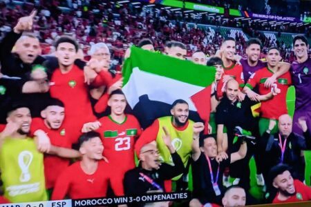 Jogadores de Marrocos exibem bandeira da Palestina após vitória contra Espanha (Reprodução TV)