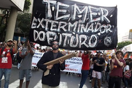 Impopular desde a época em que foi apresentada pelo governo Temer e discutida no Congresso, PEC 241 deu origem ao Teto de Gastos e foi alvo de protestos de rua em 2017. Foto: Levante Popular da Juventude.