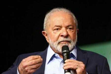 O presidente eleito, Luiz Inácio Lula da Silva, durante cerimônia de entrega do relatório final da transição de governo e anúncio de novos ministros. Foto: Marcelo Camargo/Agência Brasil