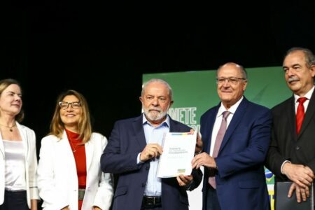 O presidente eleito, Luiz Inácio Lula da Silva, durante cerimônia de entrega do relatório final da transição de governo e anúncio de novos ministros. Foto: Marcelo Camargo/Agência Brasil