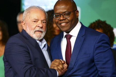 O presidente eleito, Luiz Inácio Lula da Silva, e o futuro ministro dos Direitos Humanos, Silvio Almeida, durante anúncio de novos ministros que comporão o governo. Foto: Marcelo Camargo/Agência Brasil