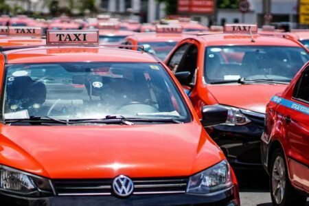 Prefeitura extingue cobrança de taxa para táxis e escolares em Porto Alegre