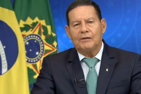 No último dia, Mourão discursa a golpistas e assina decreto que tira receita do próximo governo