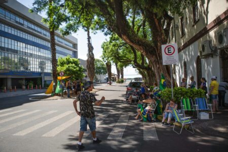 Equipe de TV é agredida por bolsonarista que permanece pedindo golpe no centro da Capital