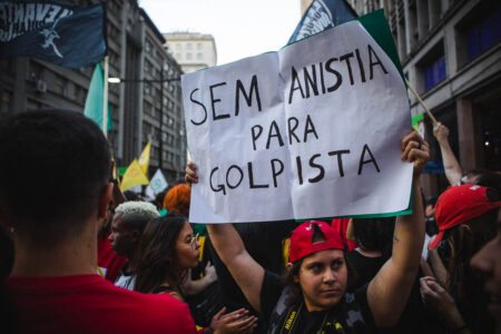 Assegurar a democracia é tarefa primeira, imediata e urgente (por Alex Saratt)